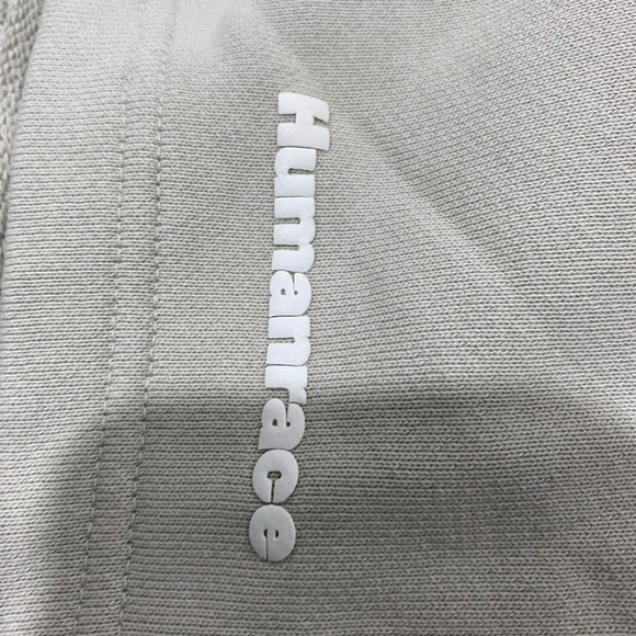 Pharrell Williams Addidas sweatshirt and matching shorts - Picture 8 of 9